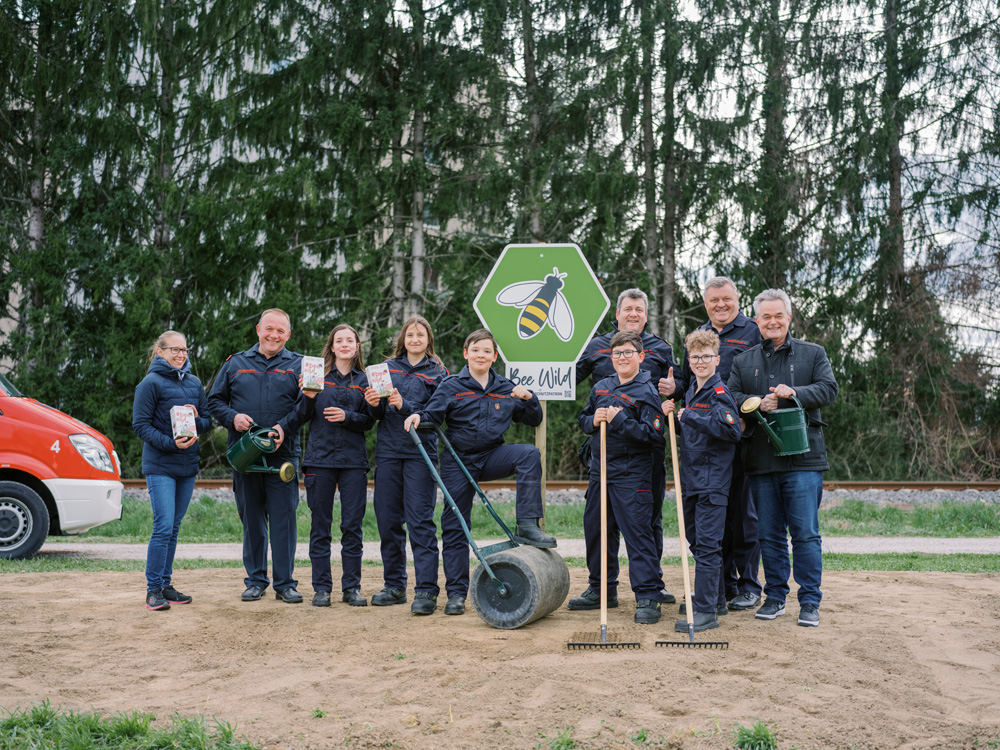From left to right: Kathrin Grobbauer, Christian Lechner, Mario Leitner, Johann Maier-Paar, Ingo Reisinger, and five youth members of FF Weiz.