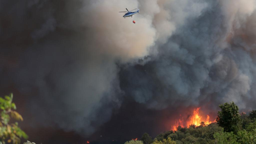 Photo: Flickr. EU solidarity to combat wildfires across the continent When Slovenia requested EU support for fires in the Gorica region on 20 July, the EU coordinated 3 firefighting planes from Romania, 5 helicopters from Austria, Croatia, Slovakia and Serbia, and a Croatian ground firefighting team with fire engines.     © European Union, 2022.