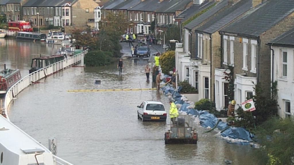 Flooding on Riverside, Cambridge. The reason why it has the flood protection seen in 70468 Date	23 October 2001 Source	From geograph.org.uk Author	Keith Edkins Attribution (required by the license)	Keith Edkins / Flooding on Riverside, Cambridge / CC BY-SA 2.0 Camera location	52° 12′ 40″ N, 0° 08′ 15″ E  Heading=90° Kartographer map based on OpenStreetMap.	View this and other nearby images on: OpenStreetMap	info Object location	52° 12′ 39″ N, 0° 08′ 19″ E  Heading=90° Kartographer map based on OpenStreetMap