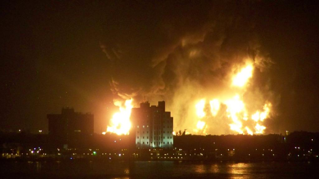 View of the refinery explosion in Catano, Puerto Rico just moments after the initial explosion. Photo was taken from across the bay in Old San Juan. Deutsch: Raffineriefeuer in Catano, Puerto Rico kurz nach der ersten Explosion. Fotografiert von Old San Juan aus. Date 23 October 2009 Source Own work Author Enriquillonyc
